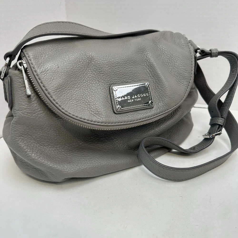 Marc Jacobs Grey Pebbled Leather Crossbody Bag Silver Logo Plaque Slouchy Hobo